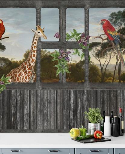 rode papegaaien en giraffe kijken door het raambehang van de cabine