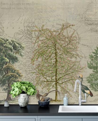 antieke illustratie van bomen en bosdieren met kaart achtergrondbehang