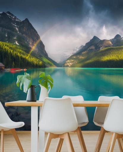 Regenbogen über blauem See und Bergen Tapete