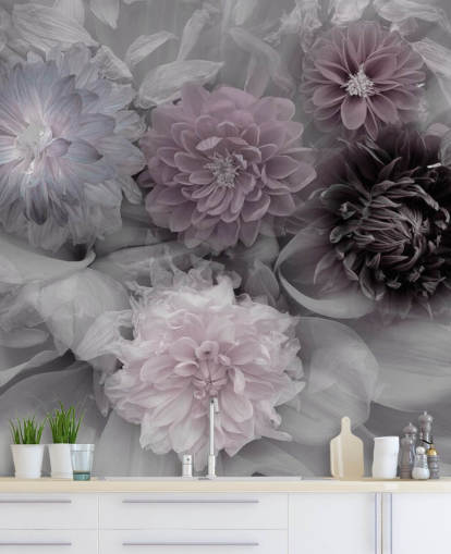 rosa och lila blommig tapetväggmålning kallad Dahlia Dream för sovrum och lounger