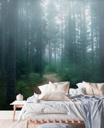 percorso con alberi verdi nella foresta nebbiosa carta da parati