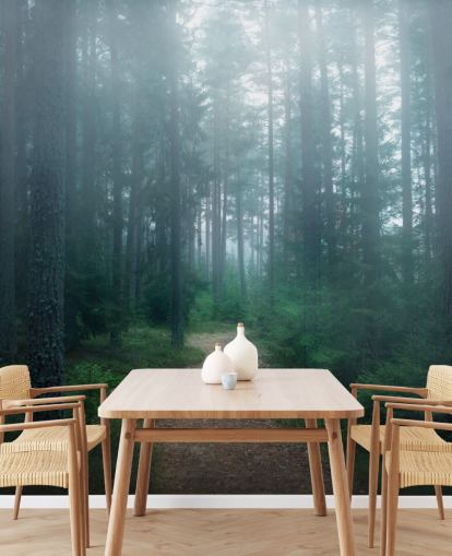 Pfad mit grünen Bäumen im nebligen Wald Tapete