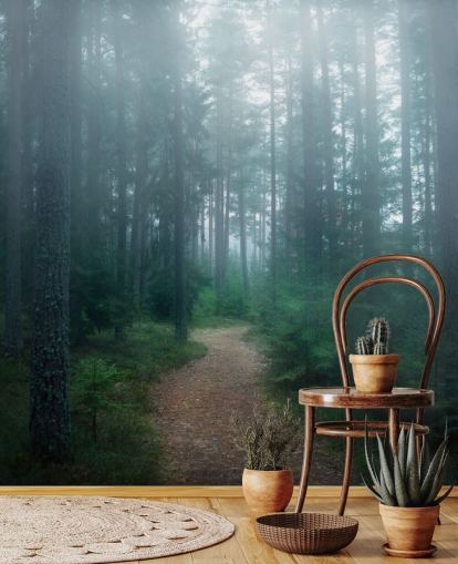 Pfad mit grünen Bäumen im nebligen Wald Tapete Pfad mit grünen Bäumen im nebligen Wald Tapete