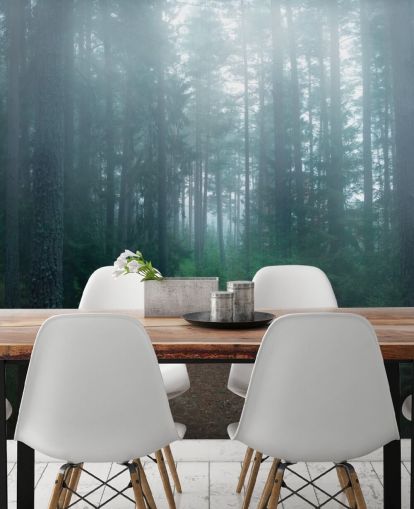 percorso con alberi verdi nella foresta nebbiosa carta da parati