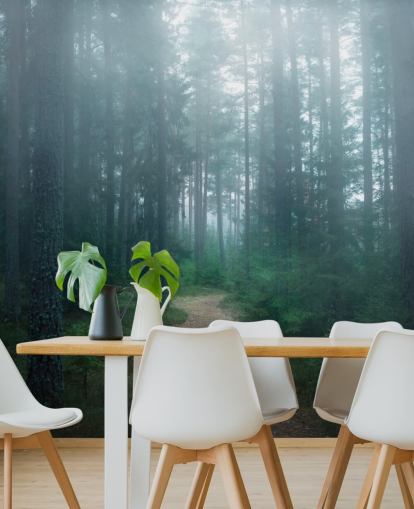 Pfad mit grünen Bäumen im nebligen Wald Tapete