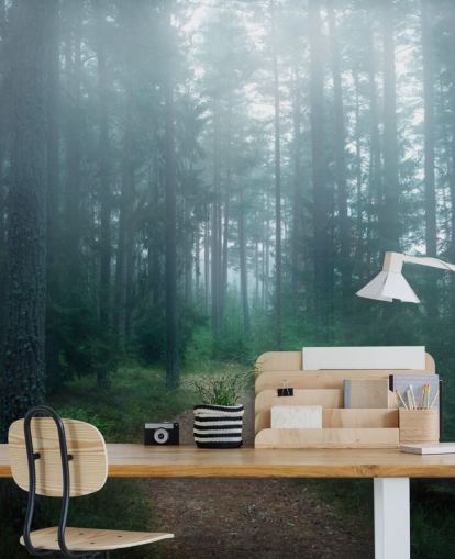 Pfad mit grünen Bäumen im nebligen Wald Tapete