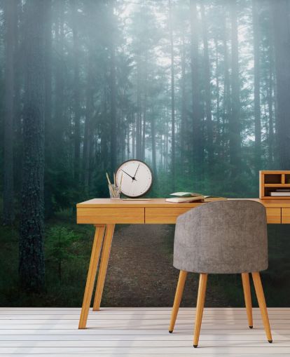 Pfad mit grünen Bäumen im nebligen Wald Tapete Pfad mit grünen Bäumen im nebligen Wald Tapete