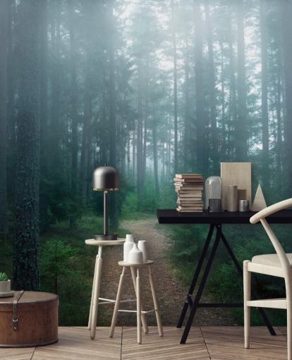 Pfad mit grünen Bäumen im nebligen Wald Tapete