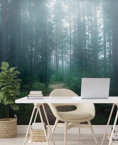 percorso con alberi verdi nella foresta nebbiosa carta da parati