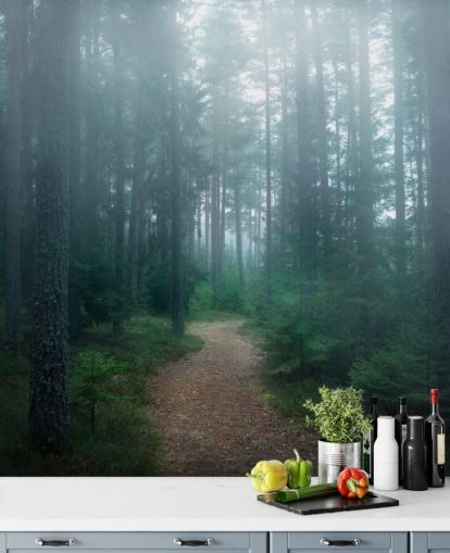 caminho com árvores verdes no papel de parede da floresta enevoada