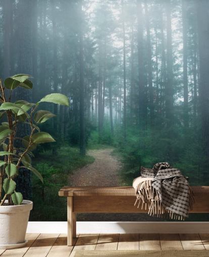 Pfad mit grünen Bäumen im nebligen Wald Tapete