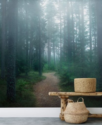 Pfad mit grünen Bäumen im nebligen Wald Tapete
