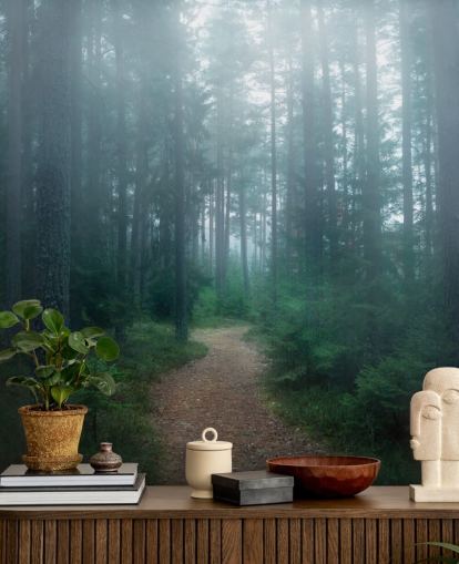 percorso con alberi verdi nella foresta nebbiosa carta da parati