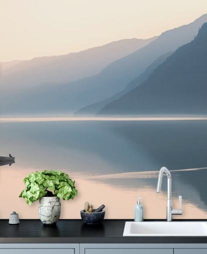 Fondo de pantalla de misty still lake and mountains