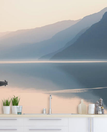 Fondo de pantalla de misty still lake and mountains