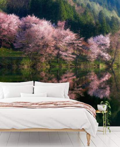 árvores de flor de cerejeira rosa por um lago wallpaper