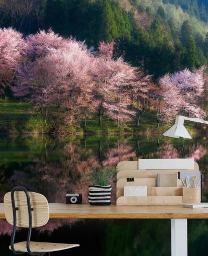 fleurs de cerisiers roses au bord d'un lac papier peint