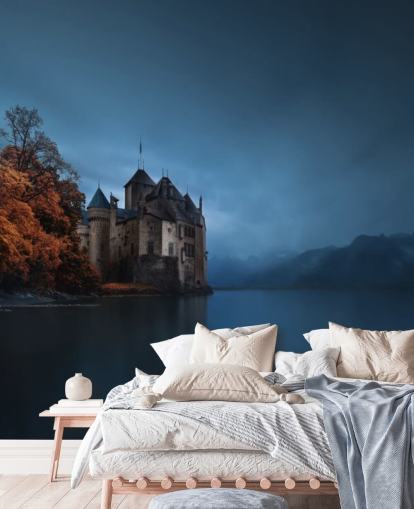 mørk sø i efteråret med slot tapet