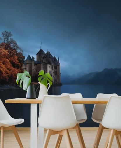 dunkler See im Herbst mit Burg-Tapete