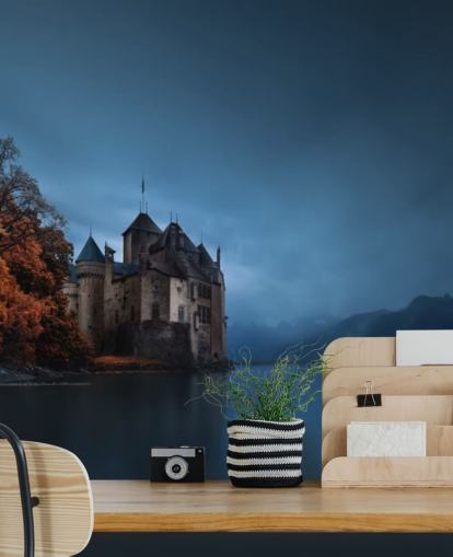 dunkler See im Herbst mit Burg-Tapete