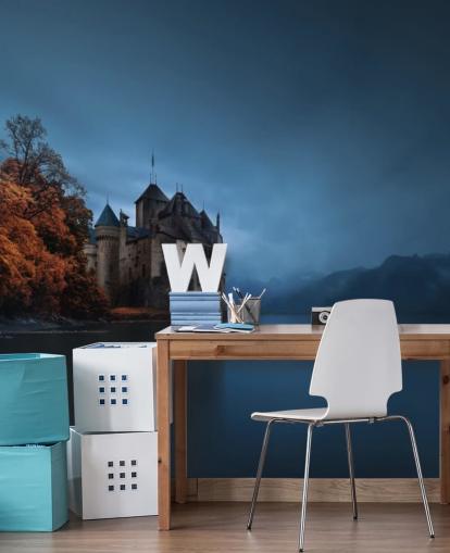 dunkler See im Herbst mit Burg-Tapete