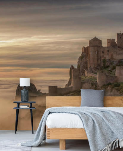 spanisches Schloss auf Berggipfel über Nebel Berge Tapete