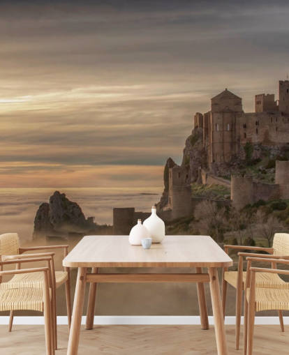 spanisches Schloss auf Berggipfel über Nebel Berge Tapete