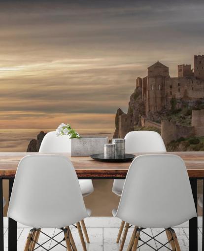 château espagnol sur le sommet de la montagne au-dessus des montagnes de brume château espagnol sur le sommet de la montagne au-dessus des montagnes de brume