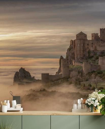 château espagnol sur le sommet de la montagne au-dessus des montagnes de brume