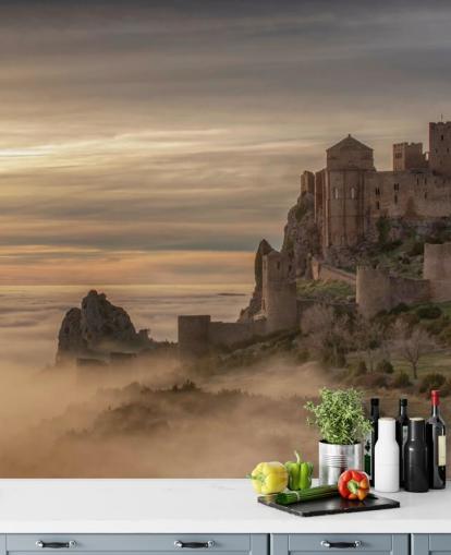 château espagnol sur le sommet de la montagne au-dessus des montagnes de brume