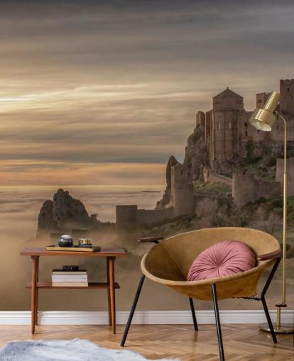 spanisches Schloss auf Berggipfel über Nebel Berge Tapete