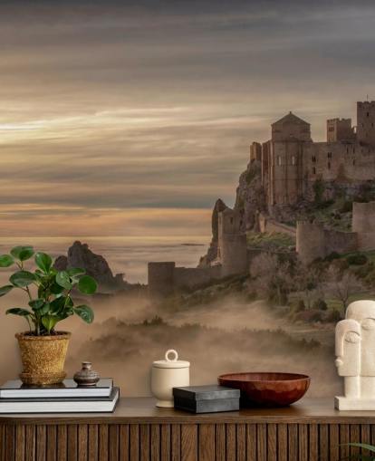 castillo español en la cima de la montaña encima de las montañas de niebla