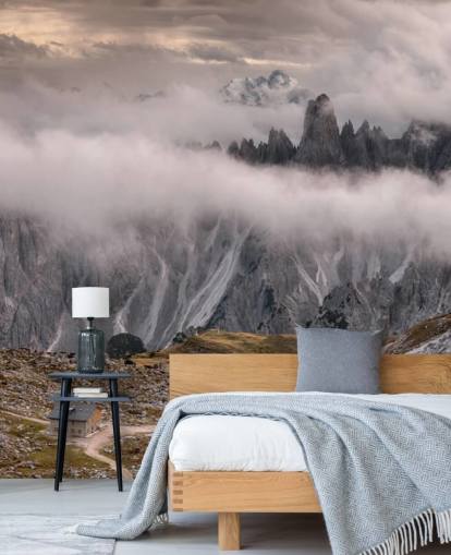 tåkete utsikt over dolomitt fjell tapet