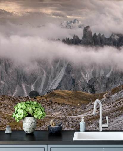 carta da parati nebbiosa della montagna dolomitica