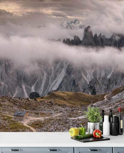 carta da parati nebbiosa della montagna dolomitica
