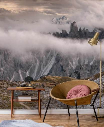 carta da parati nebbiosa della montagna dolomitica