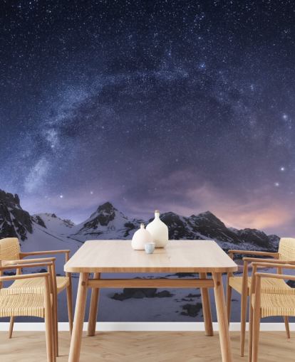 besneeuwde bergen met sterrenhemel behang