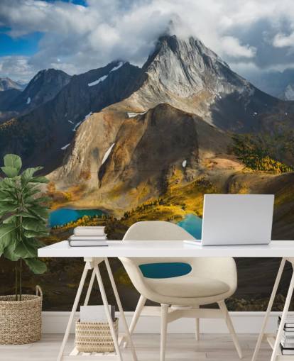 kanadischer Berg im Herbst mit Seen Tapete