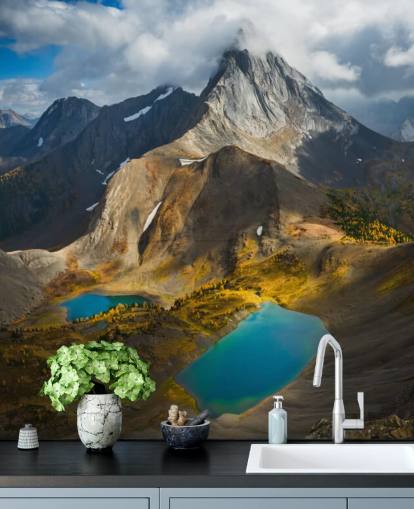 kanadischer Berg im Herbst mit Seen Tapete