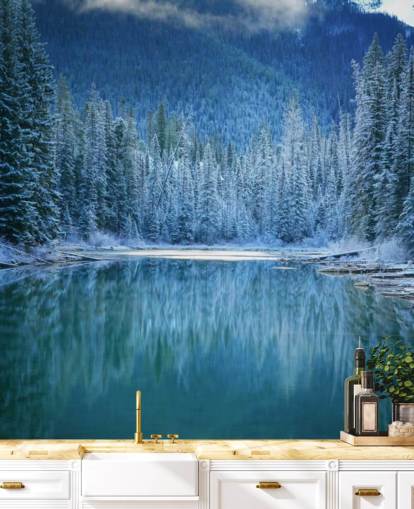 carta da parati foresta innevata dal lago