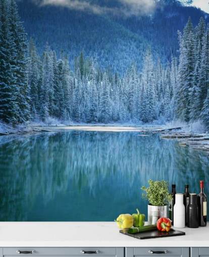 carta da parati foresta innevata dal lago