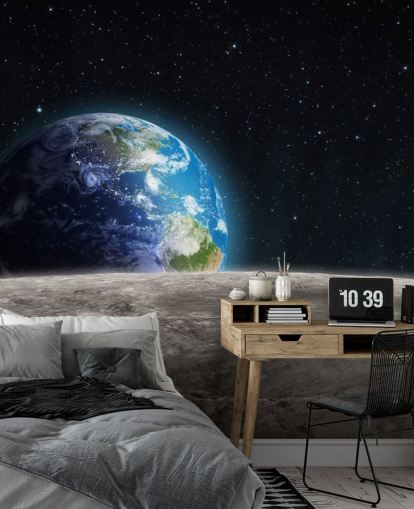 dunkles, individuelles Tapeten-Wandbild mit Erde und Mond namens Rising Earth für Schlafzimmer