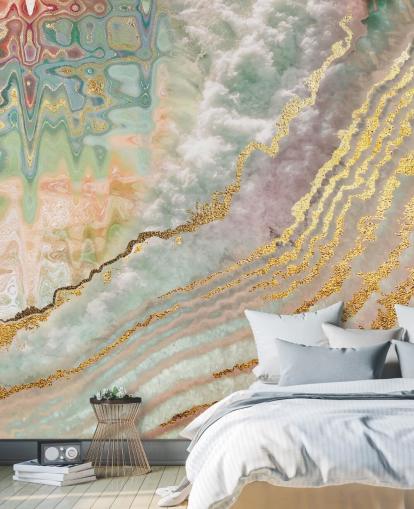 goudkleurige geode met roze, paarse en groene tinten behang