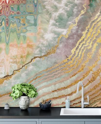 geodo de cor dourada com tons de rosa, roxo e verde papel de parede