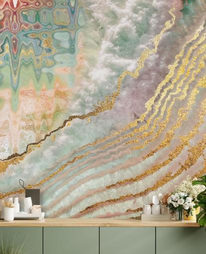 goudkleurige geode met roze, paarse en groene tinten behang