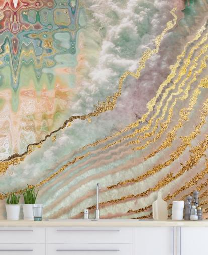 goudkleurige geode met roze, paarse en groene tinten behang