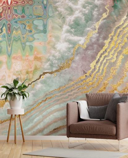 goudkleurige geode met roze, paarse en groene tinten behang