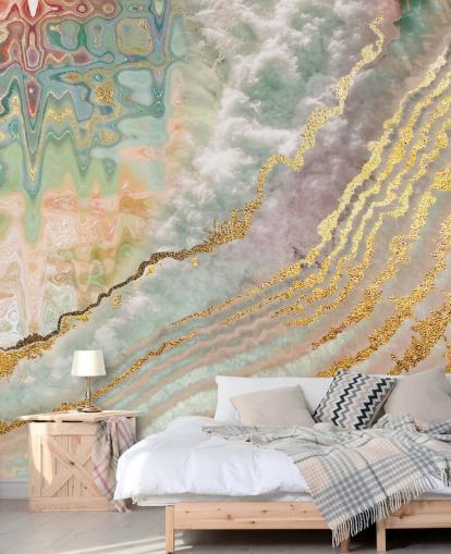 goudkleurige geode met roze, paarse en groene tinten behang