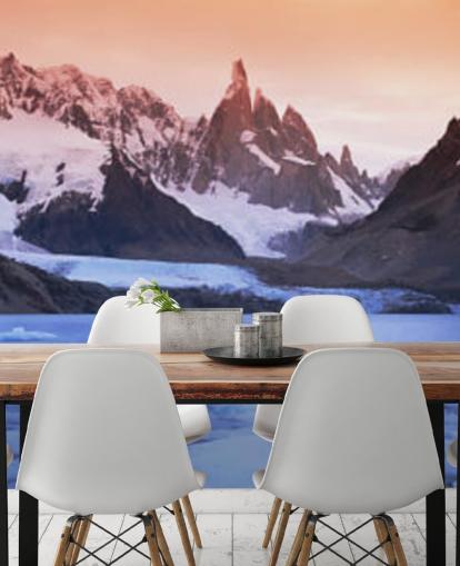 fondo de pantalla de aguas heladas y montañas nevadas