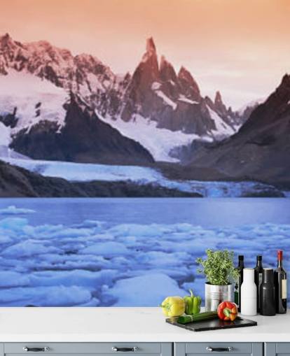 fondo de pantalla de aguas heladas y montañas nevadas